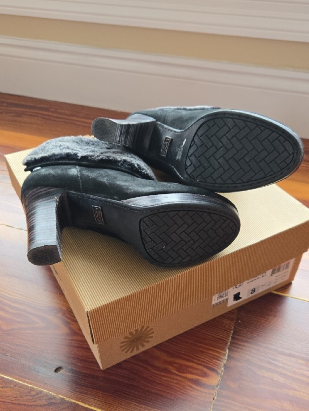 UGG Dandylion In Black - Picture 4 of 8